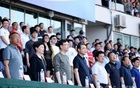 南京淮安領(lǐng)導(dǎo)觀“蘇超”，鎮(zhèn)江市長探球員。