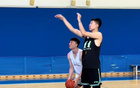 遼寧夏訓(xùn)，小將投籃力量訓(xùn)練，楊鳴督練深蹲