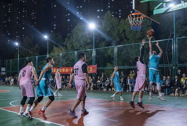 CBA：北京113-101天津取9連勝 北汽多點(diǎn)開花助勝利。3月17日晚，2024-2025賽季中國男子籃球職業(yè)聯(lián)賽展開激烈對決。比賽中，北京北汽隊(duì)的曾凡博表現(xiàn)出色，多次投籃得分，并有一次精彩的突破。所羅門和周琦也在籃下積極進(jìn)攻，為球隊(duì)貢獻(xiàn)了重要分?jǐn)?shù)。杰曼在場上表現(xiàn)活躍，不僅運(yùn)球突破，還成功上籃得分。納托爾同樣展現(xiàn)了出色的個(gè)人能力，多次上籃并嘗試投籃。天津先行者隊(duì)方面，拉維特也有不俗表現(xiàn)，通過拋投和運(yùn)球突破為球隊(duì)爭取了不少機(jī)會。整場比賽雙方球員都全力以赴，展現(xiàn)了高水平的競技狀態(tài)。