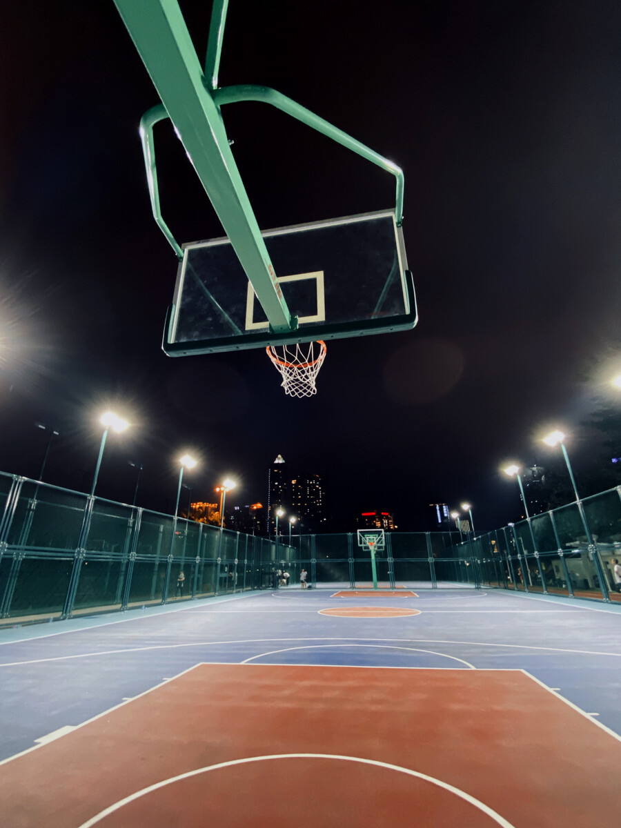 北京時間3月18日，NBA常規(guī)賽繼續(xù)進(jìn)行，10場比賽結(jié)果如下：熱火95-116輸給尼克斯，火箭144-137加時逆轉(zhuǎn)76人，步行者132-130加時險勝森林狼，活塞127-81大勝鵜鶘，公牛111-97擊敗爵士，掘金114-105戰(zhàn)勝勇士，太陽129-89大勝猛龍，國王132-122擊敗灰熊，開拓者112-97擊敗奇才，湖人125-109戰(zhàn)勝馬刺。讓我們來看看最新的聯(lián)盟排名——