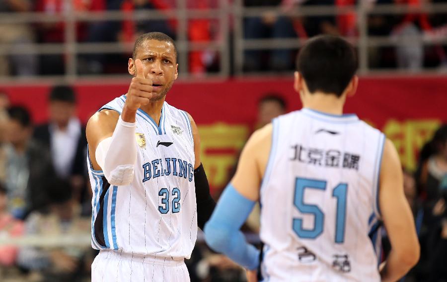 北京時間3月18日，NBA常規(guī)賽繼續(xù)進(jìn)行，10場比賽結(jié)果如下：熱火95-116輸給尼克斯，火箭144-137加時逆轉(zhuǎn)76人，步行者132-130加時險勝森林狼，活塞127-81大勝鵜鶘，公牛111-97擊敗爵士，掘金114-105戰(zhàn)勝勇士，太陽129-89大勝猛龍，國王132-122擊敗灰熊，開拓者112-97擊敗奇才，湖人125-109戰(zhàn)勝馬刺。讓我們來看看最新的聯(lián)盟排名——