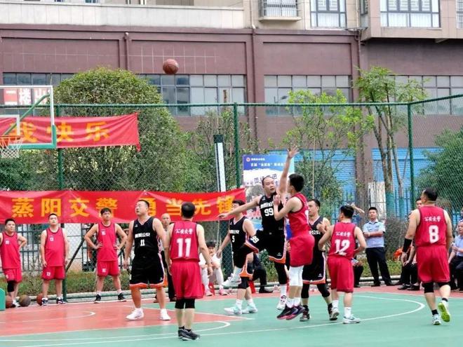 01:27塔圖姆55分,拿下MVP。(01:27)看完20日上午的NBA全明星賽后,無數(shù)網(wǎng)友的心里只有兩個(gè)字——無聊。審美疲勞的比賽,缺乏真刀真槍的比拼,詹姆斯和字母哥的傷退……這場(chǎng)全明星大秀,只有在選人時(shí)還有點(diǎn)喜劇效果。不過對(duì)于塔圖姆來說,這是職業(yè)生涯值得銘記的一天——字母哥隊(duì)184-175戰(zhàn)勝詹姆斯隊(duì),字母哥隊(duì)的塔圖姆31投22中,三分18中10,砍下全明星歷史新高的55分外加10籃板6助攻。他也成為NBA歷史首位在常規(guī)賽、季后賽和全明星賽上都拿下過50+的球員。詹姆斯選了歐文。隊(duì)長都傷退,全明星首發(fā)缺5人在全明星賽開始前,官方安排了全明星選人環(huán)節(jié)——字母哥鬧出了選替補(bǔ)時(shí)挑選莫蘭特的烏龍(莫蘭特是首發(fā)球員);而約基奇則在詹姆斯舉棋不定時(shí),主動(dòng)“投懷送抱”,算是給比賽增添了些許噱頭。此外,詹姆斯挑選歐文成為隊(duì)友,也讓不少網(wǎng)友嘗到了“回憶殺”……在首發(fā)陣容選擇上,詹姆斯選擇了恩比德、歐文、東契奇和約基奇,字母哥則選擇了塔圖姆、莫蘭特、米切爾和馬爾卡寧。約基奇主動(dòng)投奔了詹姆斯。開賽后雙方展開對(duì)攻,比分一直交替上升,首節(jié)結(jié)束時(shí)兩隊(duì)以46平握手言和。第二節(jié)最后階段,利拉德連中2個(gè)三分球,塔圖姆扣籃得分,一輪8-0的攻擊波讓字母哥隊(duì)以99-92領(lǐng)先7分進(jìn)入半場(chǎng)休息。雖然比賽強(qiáng)度不大,但賽季進(jìn)行到中段,球星的健康狀態(tài)卻令人擔(dān)憂。比賽剛開場(chǎng),字母哥在完成扣籃后便主動(dòng)犯規(guī)申請(qǐng)下場(chǎng)。全明星賽開始前,字母哥在雄鹿對(duì)陣公牛的比賽中受傷,他在一次追防科比·懷特后扭傷手腕,直接退出比賽。這也讓字母哥放棄了昨天的技巧挑戰(zhàn)賽,由霍勒迪替補(bǔ)登場(chǎng)。全明星正賽,身為隊(duì)長的字母哥雖然登場(chǎng)亮相,但也只是簡(jiǎn)單出席,登場(chǎng)20秒后便迅速退場(chǎng)。消息源透露,字母哥將于當(dāng)?shù)貢r(shí)間周一前往紐約,對(duì)受傷的右手腕進(jìn)行進(jìn)一步檢查。字母哥第一次舉起了全明星賽的獎(jiǎng)杯。有趣的是,全明星賽另一位隊(duì)長詹姆斯,領(lǐng)到了和字母哥一樣的“劇本”——他在上半場(chǎng)追帽西亞卡姆時(shí),小拇指和無名指中間戳到了籃筐上,同樣傷退全明星賽。賽后接受記者采訪時(shí),詹姆斯表示他的手沒有大礙,不用太擔(dān)心。最終詹姆斯的數(shù)據(jù)定格在半場(chǎng)出戰(zhàn)14分鐘,投籃11中6,其中三分球5中1,拿到13分1籃板4助攻。塔圖姆拿下MVP,致敬偶像科比。至此,詹姆斯生涯全明星正賽總得分來到了426分,繼續(xù)排名NBA歷史第一,并遙遙領(lǐng)先,全明星正賽總得分第二為科比的290分。算上字母哥和詹姆斯,本屆10位全明星首發(fā),已有5位傷退——此前已有3位球星缺席全明星,分別為庫里、杜蘭特和錫安。加索爾和科比遺孀瓦妮莎(中)來到了現(xiàn)場(chǎng)。55分破紀(jì)錄,比賽打成單挑賽雖然詹姆斯和字母哥傷退,但絲毫不影響場(chǎng)上的得分能力,最終雙方比分定格在字母哥隊(duì)184-175詹姆斯隊(duì)。其中塔圖姆最為投入,全場(chǎng)出戰(zhàn)35分15秒,31投22中,三分18中10,罰球2中1,得到55分,打破了濃眉的全明星賽單場(chǎng)得分紀(jì)錄(52分),另有10籃板6助攻1搶斷1封蓋進(jìn)賬。其中,塔圖姆在第三節(jié)單節(jié)轟下了27分,刷新了全明星球員的單節(jié)得分紀(jì)錄。而在此前的三次全明星之旅中,塔圖姆共計(jì)只得到35分5籃板。相比于全明星賽松散的防守,比賽中最為精彩的是塔圖姆與布朗之間的隊(duì)友一對(duì)一單挑。第三節(jié)后期,當(dāng)塔圖姆與布朗對(duì)位時(shí),球隊(duì)其他球員識(shí)趣地拉開空間,讓二人單打。布朗(左)突破塔圖姆。布朗先是命中后撤步跳投,然后防守塔圖姆,導(dǎo)致塔圖姆運(yùn)球出界;緊接著布朗命中三分球,塔圖姆一記三分予以還擊。最后一攻,布朗面對(duì)塔圖姆做出各種進(jìn)攻動(dòng)作,但塔圖姆始終沒有失去位置,布朗進(jìn)攻到時(shí)沒能出手。不過隨著詹姆斯隊(duì)帶著17分的劣勢(shì)進(jìn)入第四節(jié),比賽也失去懸念——第四節(jié)雙方球員過于放松,最終在利拉德命中超遠(yuǎn)三分后,字母哥隊(duì)贏下比賽,得到55分的塔圖姆最終榮膺全明星MVP。賽后談到拿下印有科比名字的獎(jiǎng)杯有何感受時(shí),塔圖姆表示:“這對(duì)我來說意味著一切,當(dāng)NBA決定以科比的名字命名這座獎(jiǎng)杯時(shí),我就暗下決心一定要拿到它。”“每個(gè)人都知道科比對(duì)我的意義,他是我最喜歡的球員,我的偶像,能把這座獎(jiǎng)杯帶回家我真的倍感榮幸。”比賽打成了布朗和塔圖姆的單挑賽。球賽不精彩,教練球員都吐槽相比于正賽環(huán)節(jié),今年全明星賽最有趣的或許是選人環(huán)節(jié)。談到現(xiàn)場(chǎng)賽前選人環(huán)節(jié),詹姆斯表示:“這讓我想起了學(xué)生時(shí)代,每個(gè)人都在罰球線上站成一排,然后也有兩位隊(duì)長開始選人,你會(huì)被選中?!辈贿^被稱作“全明星賽最強(qiáng)經(jīng)理”的詹姆斯,這次并沒能笑到最后,175-184輸給字母哥隊(duì)后,詹姆斯隊(duì)首次遭遇失利,此前詹姆斯隊(duì)已經(jīng)5連勝。賽后,字母哥也抱著詹姆斯大喊:“我贏了!我這次贏了!”詹姆斯成了塔圖姆的背景板。雖然球星在場(chǎng)邊趣事頗多,但場(chǎng)上呈現(xiàn)的效果卻不盡如人意,甚至就連球員教練都開始吐槽。談到執(zhí)教全明星隊(duì)時(shí),詹姆斯隊(duì)主帥馬龍直言不諱:“能來到這里參與全明星周末,與出色球員們共處是一種榮幸,但這是史上最糟糕的籃球比賽,我也不知道該如何挽救全明星。”杰倫·布朗同樣也表示:“這不是籃球比賽,像美化過的上籃訓(xùn)練,我希望有辦法把全明星賽辦得更激烈。”(本文來自澎湃新聞,更多原創(chuàng)資訊請(qǐng)下載“澎湃新聞”APP)舉報(bào)/反饋 01:27塔圖姆55分,拿下MVP。(01:27)看完20日上午的NBA全明星賽后,無數(shù)網(wǎng)友的心里只有兩個(gè)字——無聊。審美疲勞的比賽,缺乏真刀真槍的比拼,詹姆斯和字母哥的傷退……這場(chǎng)全明星大秀,只有在選人時(shí)還有點(diǎn)喜劇效果。不過對(duì)于塔圖姆來說,這是職業(yè)生涯值得銘記的一天——字母哥隊(duì)184-175戰(zhàn)勝詹姆斯隊(duì),字母哥隊(duì)的塔圖姆31投22中,三分18中10,砍下全明星歷史新高的55分外加10籃板6助攻。他也成為NBA歷史首位在常規(guī)賽、季后賽和全明星賽上都拿下過50+的球員。詹姆斯選了歐文。隊(duì)長都傷退,全明星首發(fā)缺5人在全明星賽開始前,官方安排了全明星選人環(huán)節(jié)——字母哥鬧出了選替補(bǔ)時(shí)挑選莫蘭特的烏龍(莫蘭特是首發(fā)球員);而約基奇則在詹姆斯舉棋不定時(shí),主動(dòng)“投懷送抱”,算是給比賽增添了些許噱頭。此外,詹姆斯挑選歐文成為隊(duì)友,也讓不少網(wǎng)友嘗到了“回憶殺”……在首發(fā)陣容選擇上,詹姆斯選擇了恩比德、歐文、東契奇和約基奇,字母哥則選擇了塔圖姆、莫蘭特、米切爾和馬爾卡寧。約基奇主動(dòng)投奔了詹姆斯。開賽后雙方展開對(duì)攻,比分一直交替上升,首節(jié)結(jié)束時(shí)兩隊(duì)以46平握手言和。第二節(jié)最后階段,利拉德連中2個(gè)三分球,塔圖姆扣籃得分,一輪8-0的攻擊波讓字母哥隊(duì)以99-92領(lǐng)先7分進(jìn)入半場(chǎng)休息。雖然比賽強(qiáng)度不大,但賽季進(jìn)行到中段,球星的健康狀態(tài)卻令人擔(dān)憂。比賽剛開場(chǎng),字母哥在完成扣籃后便主動(dòng)犯規(guī)申請(qǐng)下場(chǎng)。全明星賽開始前,字母哥在雄鹿對(duì)陣公牛的比賽中受傷,他在一次追防科比·懷特后扭傷手腕,直接退出比賽。這也讓字母哥放棄了昨天的技巧挑戰(zhàn)賽,由霍勒迪替補(bǔ)登場(chǎng)。全明星正賽,身為隊(duì)長的字母哥雖然登場(chǎng)亮相,但也只是簡(jiǎn)單出席,登場(chǎng)20秒后便迅速退場(chǎng)。消息源透露,字母哥將于當(dāng)?shù)貢r(shí)間周一前往紐約,對(duì)受傷的右手腕進(jìn)行進(jìn)一步檢查。字母哥第一次舉起了全明星賽的獎(jiǎng)杯。有趣的是,全明星賽另一位隊(duì)長詹姆斯,領(lǐng)到了和字母哥一樣的“劇本”——他在上半場(chǎng)追帽西亞卡姆時(shí),小拇指和無名指中間戳到了籃筐上,同樣傷退全明星賽。賽后接受記者采訪時(shí),詹姆斯表示他的手沒有大礙,不用太擔(dān)心。最終詹姆斯的數(shù)據(jù)定格在半場(chǎng)出戰(zhàn)14分鐘,投籃11中6,其中三分球5中1,拿到13分1籃板4助攻。塔圖姆拿下MVP,致敬偶像科比。至此,詹姆斯生涯全明星正賽總得分來到了426分,繼續(xù)排名NBA歷史第一,并遙遙領(lǐng)先,全明星正賽總得分第二為科比的290分。算上字母哥和詹姆斯,本屆10位全明星首發(fā),已有5位傷退——此前已有3位球星缺席全明星,分別為庫里、杜蘭特和錫安。加索爾和科比遺孀瓦妮莎(中)來到了現(xiàn)場(chǎng)。55分破紀(jì)錄,比賽打成單挑賽雖然詹姆斯和字母哥傷退,但絲毫不影響場(chǎng)上的得分能力,最終雙方比分定格在字母哥隊(duì)184-175詹姆斯隊(duì)。其中塔圖姆最為投入,全場(chǎng)出戰(zhàn)35分15秒,31投22中,三分18中10,罰球2中1,得到55分,打破了濃眉的全明星賽單場(chǎng)得分紀(jì)錄(52分),另有10籃板6助攻1搶斷1封蓋進(jìn)賬。其中,塔圖姆在第三節(jié)單節(jié)轟下了27分,刷新了全明星球員的單節(jié)得分紀(jì)錄。而在此前的三次全明星之旅中,塔圖姆共計(jì)只得到35分5籃板。相比于全明星賽松散的防守,比賽中最為精彩的是塔圖姆與布朗之間的隊(duì)友一對(duì)一單挑。第三節(jié)后期,當(dāng)塔圖姆與布朗對(duì)位時(shí),球隊(duì)其他球員識(shí)趣地拉開空間,讓二人單打。布朗(左)突破塔圖姆。布朗先是命中后撤步跳投,然后防守塔圖姆,導(dǎo)致塔圖姆運(yùn)球出界;緊接著布朗命中三分球,塔圖姆一記三分予以還擊。最后一攻,布朗面對(duì)塔圖姆做出各種進(jìn)攻動(dòng)作,但塔圖姆始終沒有失去位置,布朗進(jìn)攻到時(shí)沒能出手。不過隨著詹姆斯隊(duì)帶著17分的劣勢(shì)進(jìn)入第四節(jié),比賽也失去懸念——第四節(jié)雙方球員過于放松,最終在利拉德命中超遠(yuǎn)三分后,字母哥隊(duì)贏下比賽,得到55分的塔圖姆最終榮膺全明星MVP。賽后談到拿下印有科比名字的獎(jiǎng)杯有何感受時(shí),塔圖姆表示:“這對(duì)我來說意味著一切,當(dāng)NBA決定以科比的名字命名這座獎(jiǎng)杯時(shí),我就暗下決心一定要拿到它?!薄懊總€(gè)人都知道科比對(duì)我的意義,他是我最喜歡的球員,我的偶像,能把這座獎(jiǎng)杯帶回家我真的倍感榮幸。”比賽打成了布朗和塔圖姆的單挑賽。球賽不精彩,教練球員都吐槽相比于正賽環(huán)節(jié),今年全明星賽最有趣的或許是選人環(huán)節(jié)。談到現(xiàn)場(chǎng)賽前選人環(huán)節(jié),詹姆斯表示:“這讓我想起了學(xué)生時(shí)代,每個(gè)人都在罰球線上站成一排,然后也有兩位隊(duì)長開始選人,你會(huì)被選中?!辈贿^被稱作“全明星賽最強(qiáng)經(jīng)理”的詹姆斯,這次并沒能笑到最后,175-184輸給字母哥隊(duì)后,詹姆斯隊(duì)首次遭遇失利,此前詹姆斯隊(duì)已經(jīng)5連勝。賽后,字母哥也抱著詹姆斯大喊:“我贏了!我這次贏了!”詹姆斯成了塔圖姆的背景板。雖然球星在場(chǎng)邊趣事頗多,但場(chǎng)上呈現(xiàn)的效果卻不盡如人意,甚至就連球員教練都開始吐槽。談到執(zhí)教全明星隊(duì)時(shí),詹姆斯隊(duì)主帥馬龍直言不諱:“能來到這里參與全明星周末,與出色球員們共處是一種榮幸,但這是史上最糟糕的籃球比賽,我也不知道該如何挽救全明星?!苯軅悺げ祭释瑯右脖硎荆骸斑@不是籃球比賽,像美化過的上籃訓(xùn)練,我希望有辦法把全明星賽辦得更激烈。”(本文來自澎湃新聞,更多原創(chuàng)資訊請(qǐng)下載“澎湃新聞”APP)舉報(bào)/反饋